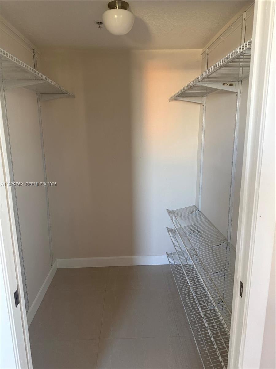 DIXIE GROVE RESIDENCES CO - Residential Lease