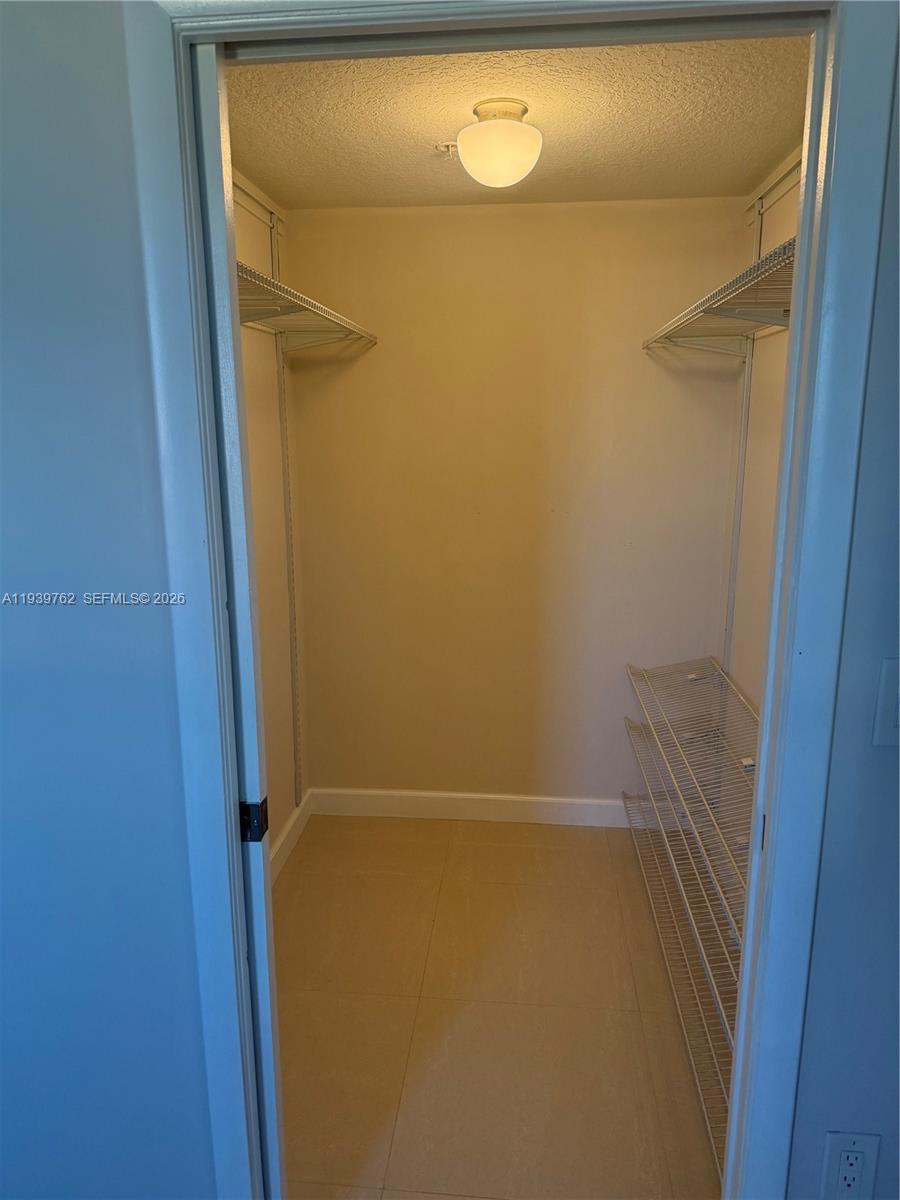 DIXIE GROVE RESIDENCES CO - Residential Lease