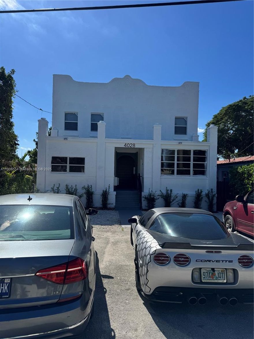 Beautiful, fully renovated second-floor apartment. Water included. Pets allowed. Two parking spaces. Washer and dryer inside the unit. Only the deposit and first month's rent are required. No association fees, quick approval.