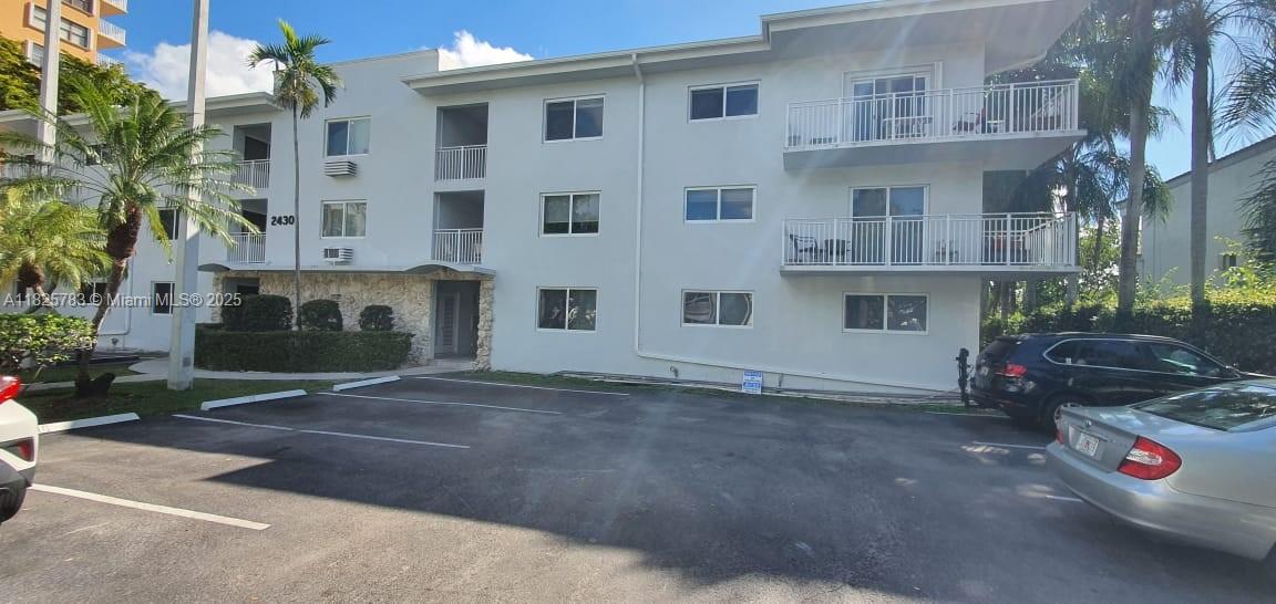 Beautiful 1 bed/ 1 bath unit overlooking the courtyard of this tranquil and relaxing waterfront building. The building has impact windows and doors. Centrally located, close to malls, restaurants University