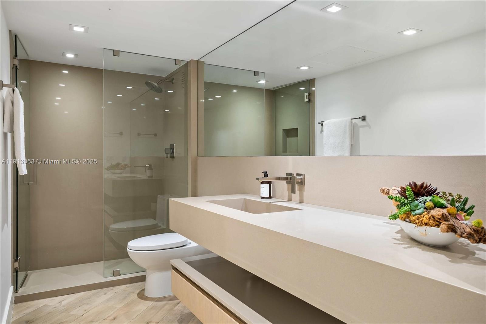 RONEY PALACE CONDO - Residential