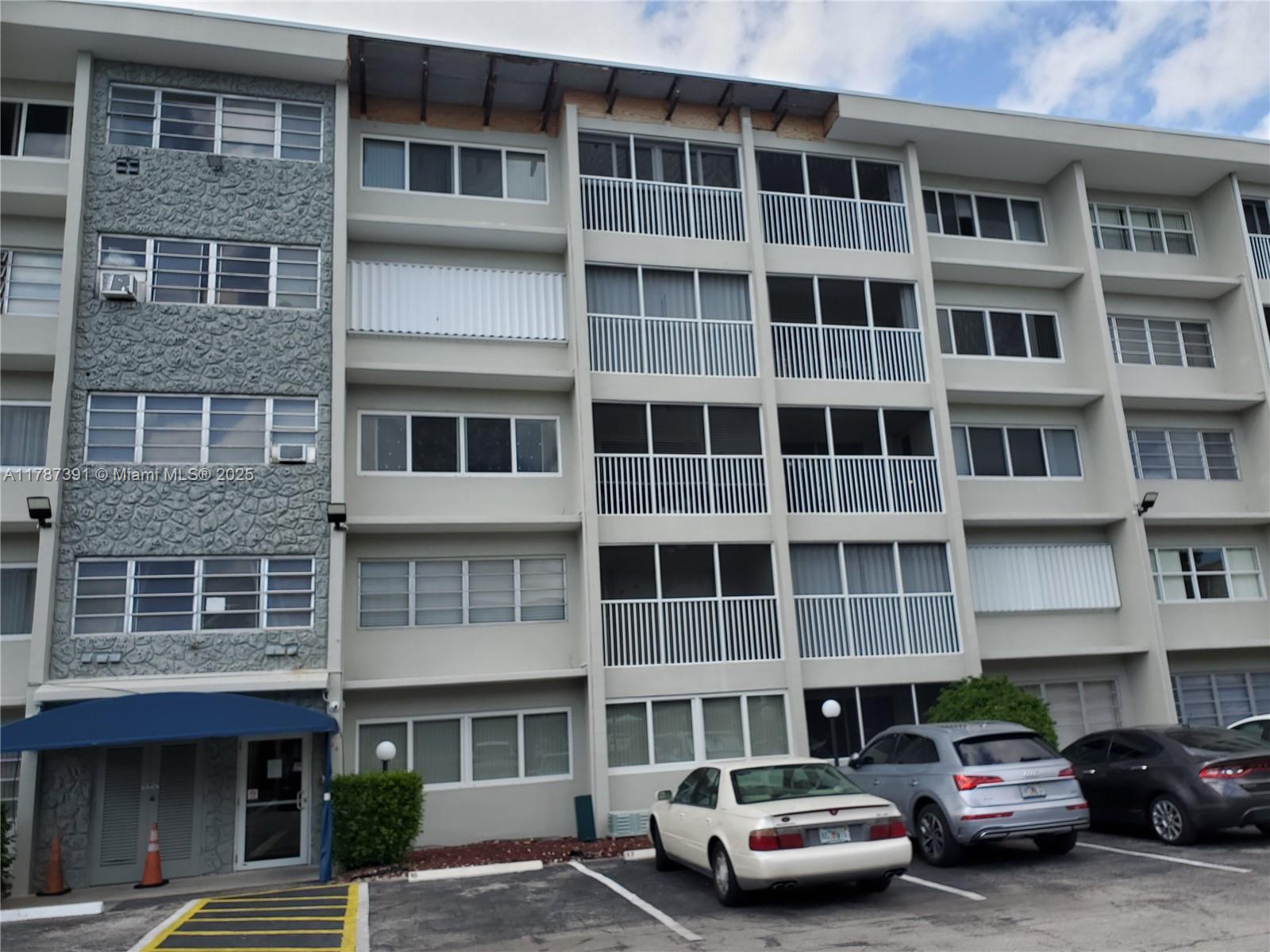 Rental Property at 330 Se 2nd St 203H, Hallandale Beach, Broward County, Florida - Bedrooms: 1 
Bathrooms: 2  - $1,500 MO.