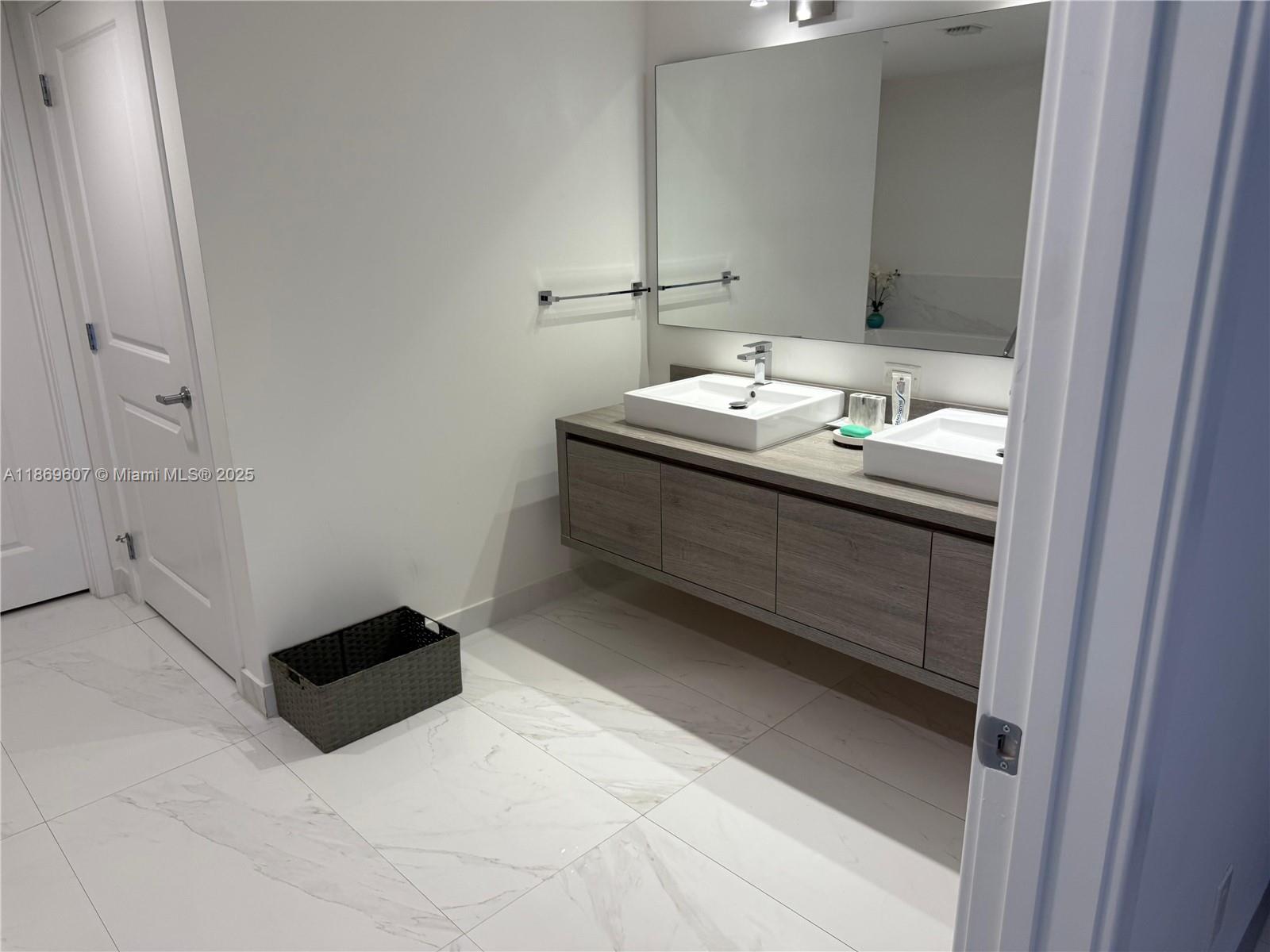 400 SUNNY ISLES CONDO EAS - Residential Lease