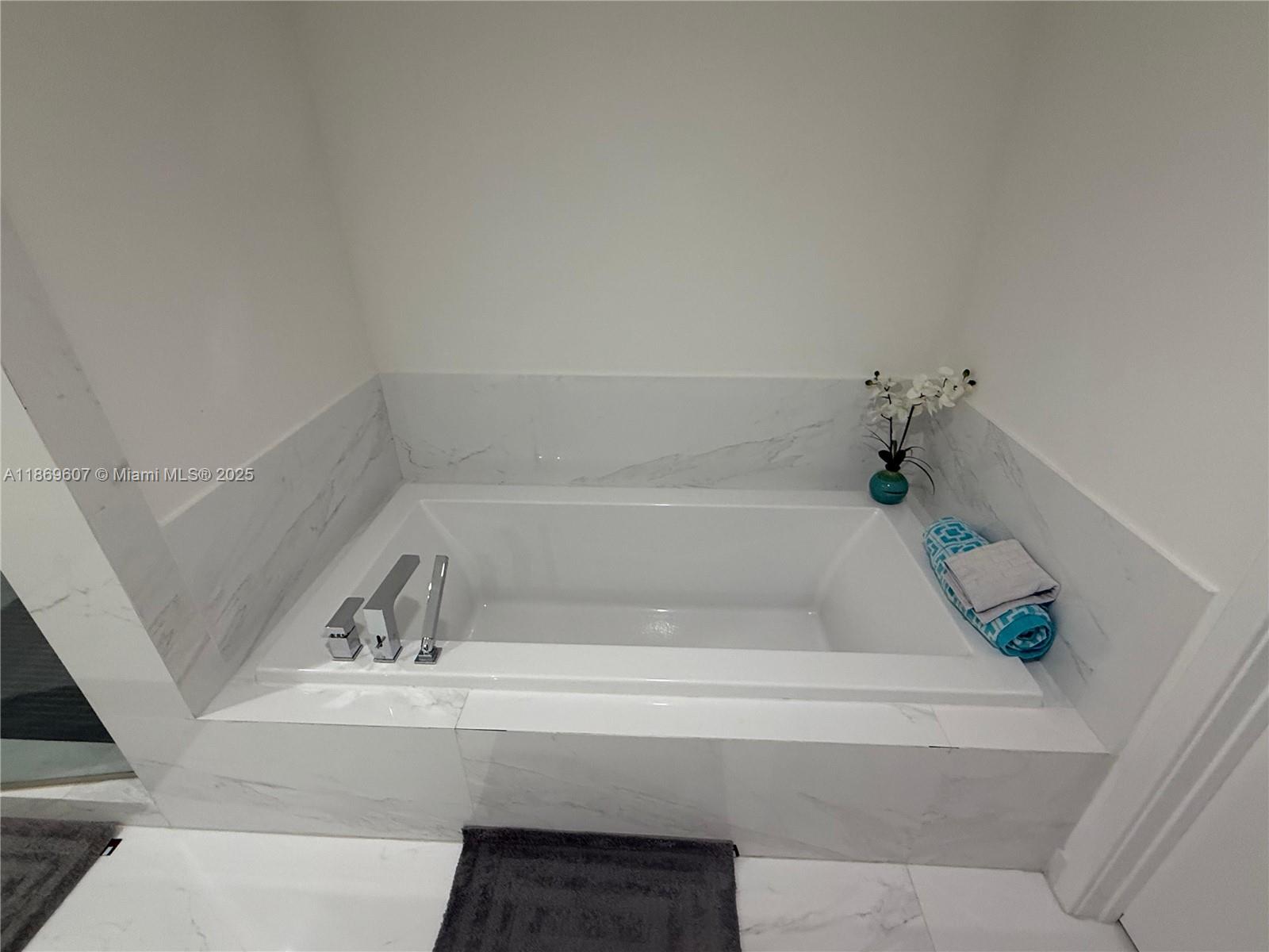 400 SUNNY ISLES CONDO EAS - Residential Lease