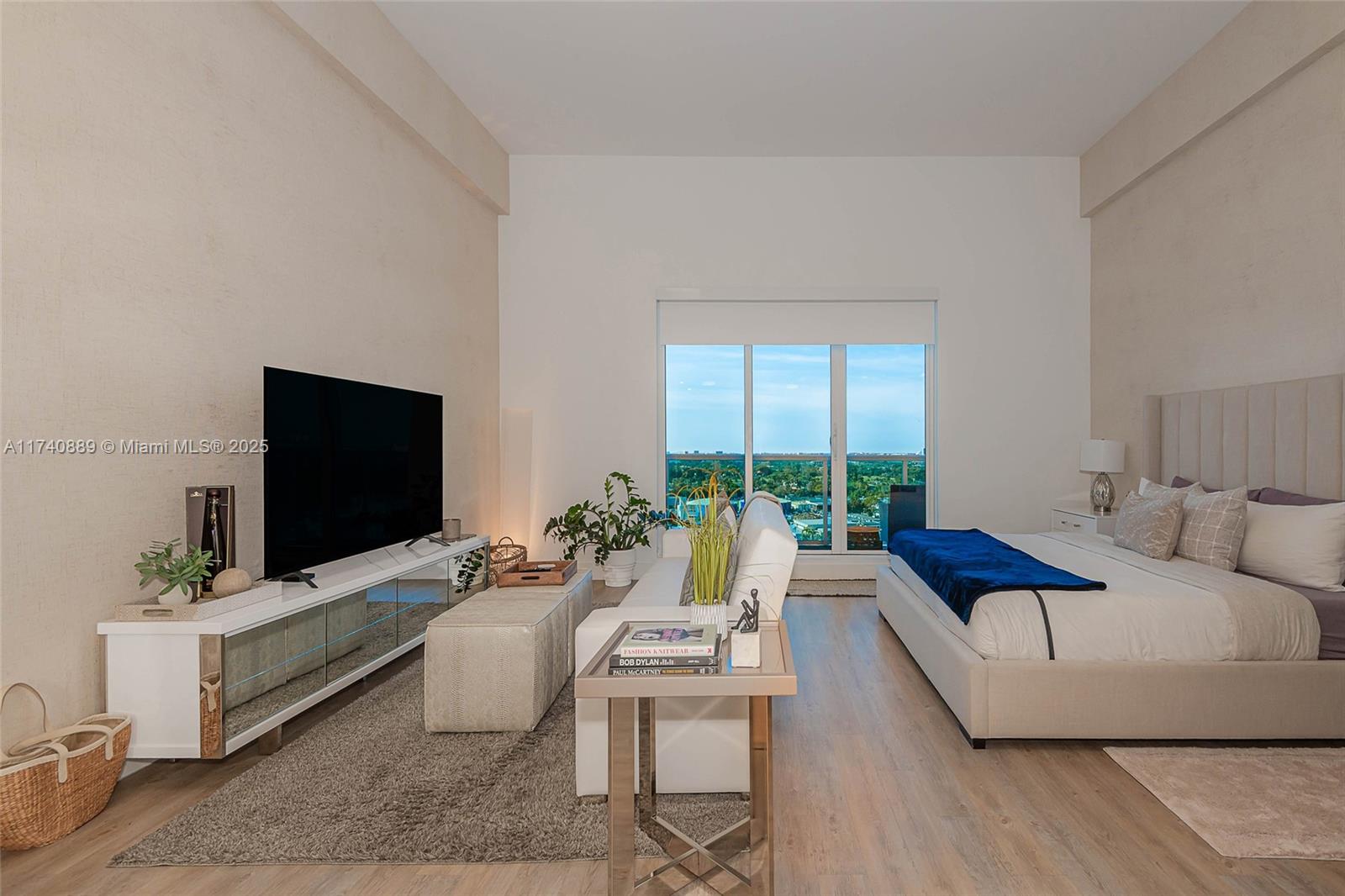 Photo 1 of 2301 Collins Ave 1630, Miami Beach, Florida, $4,500, Web #: 11740889