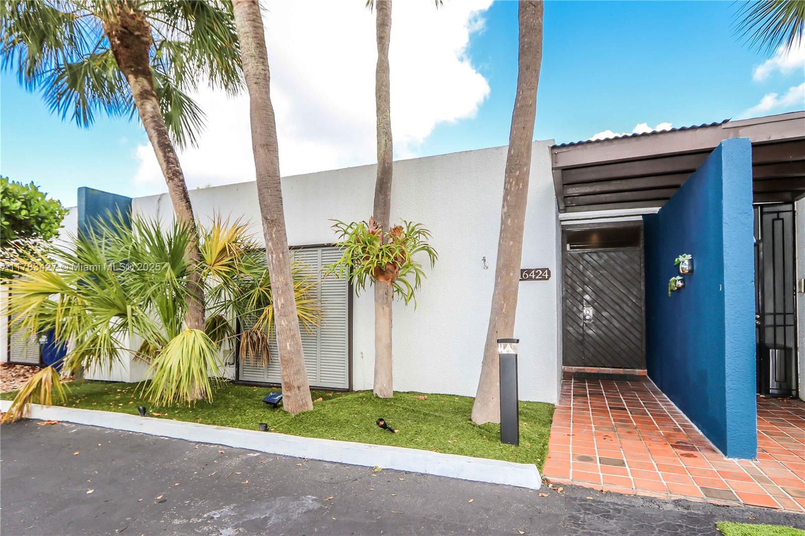 Property for Sale at 16424 Briar Patch Pl, Miami Lakes, Miami-Dade County, Florida - Bedrooms: 3 
Bathrooms: 2  - $582,000