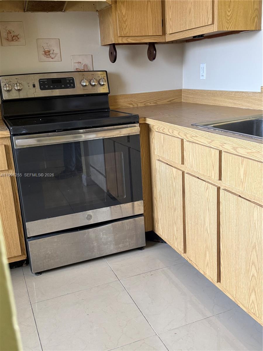LAKESHORE AT UNIVERSITY P - Residential