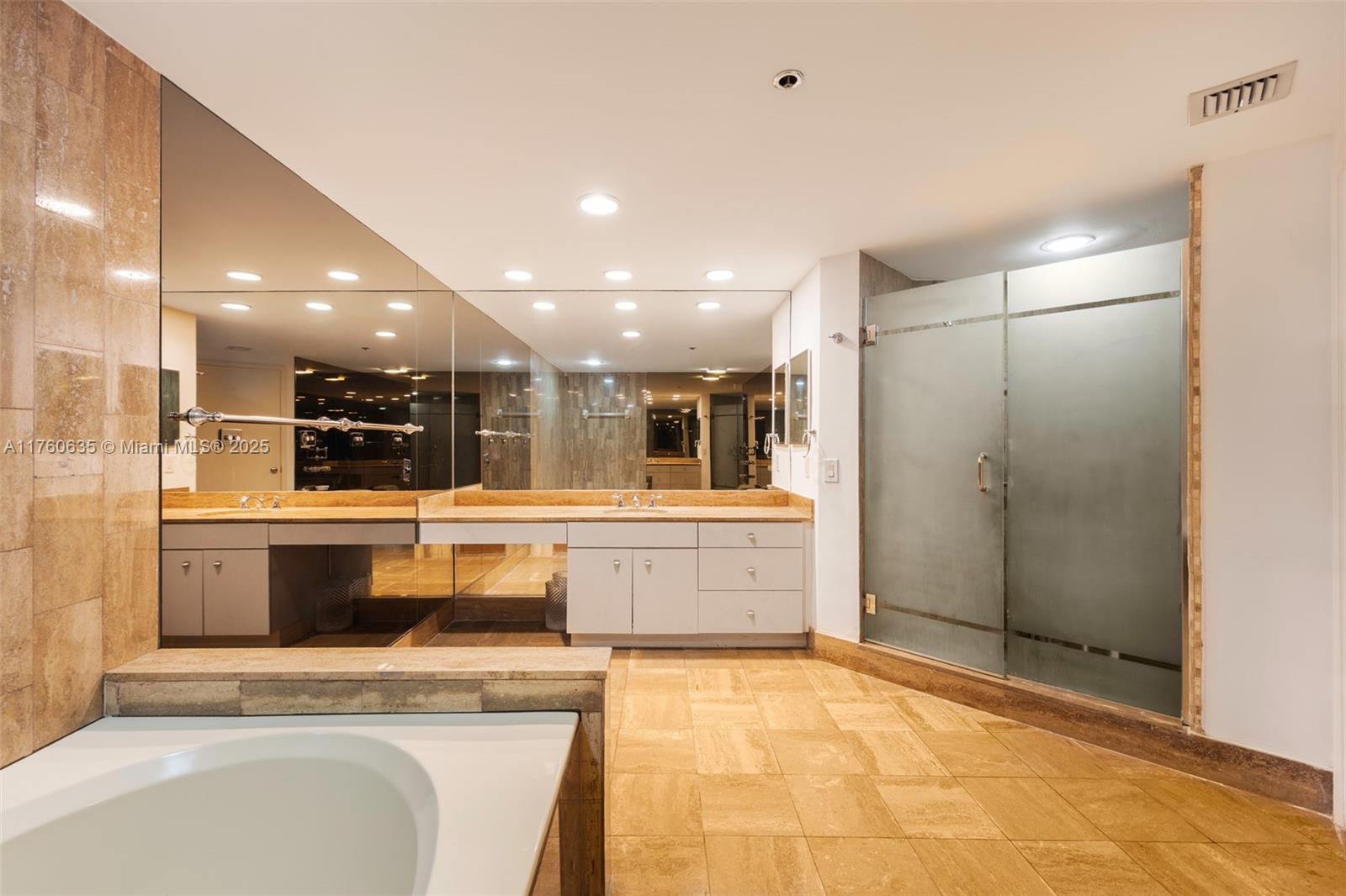 VILLA REGINA CONDO - Residential