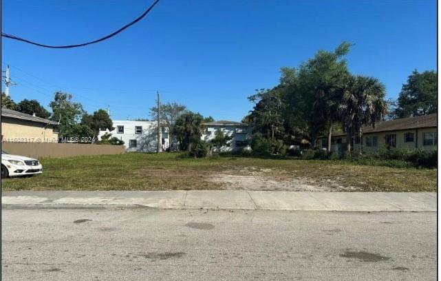 Exceptional investment opportunity in a booming area. this 3 lot parcel is ideally situated on a very quiet street in the historic district, directly across from the Firefighters Museum. Perfect for an apartment complex or other residential or commercial development. These 3 lots are together and offer great potential for builders locking to capitalize the area's rapid growth.
Just one minute from the Las Olas Restaurants, Marina Areas. The neighborhood is in significant growth - excellent time to invest. Act now!!!