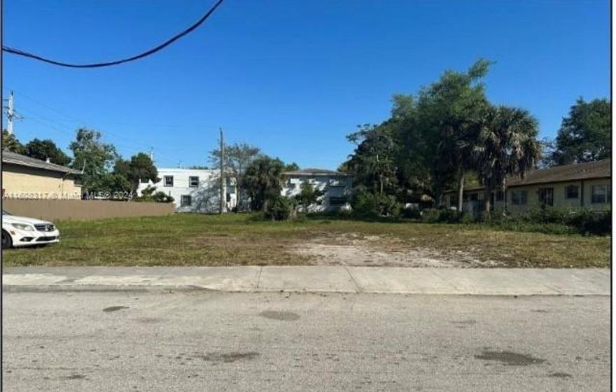 Exceptional investment opportunity in a booming area. this 3 lot parcel is ideally situated on a very quiet street in the historic district, directly across from the Firefighters Museum.  Perfect for an apartment complex or other residential or commercial development. These 3 lots are together and offer great potential for builders locking to capitalize the area's rapid growth.
Just one minute from the Las Olas Restaurants, Marina Areas. The neighborhood is in significant growth - excellent time to invest. Act now!!!