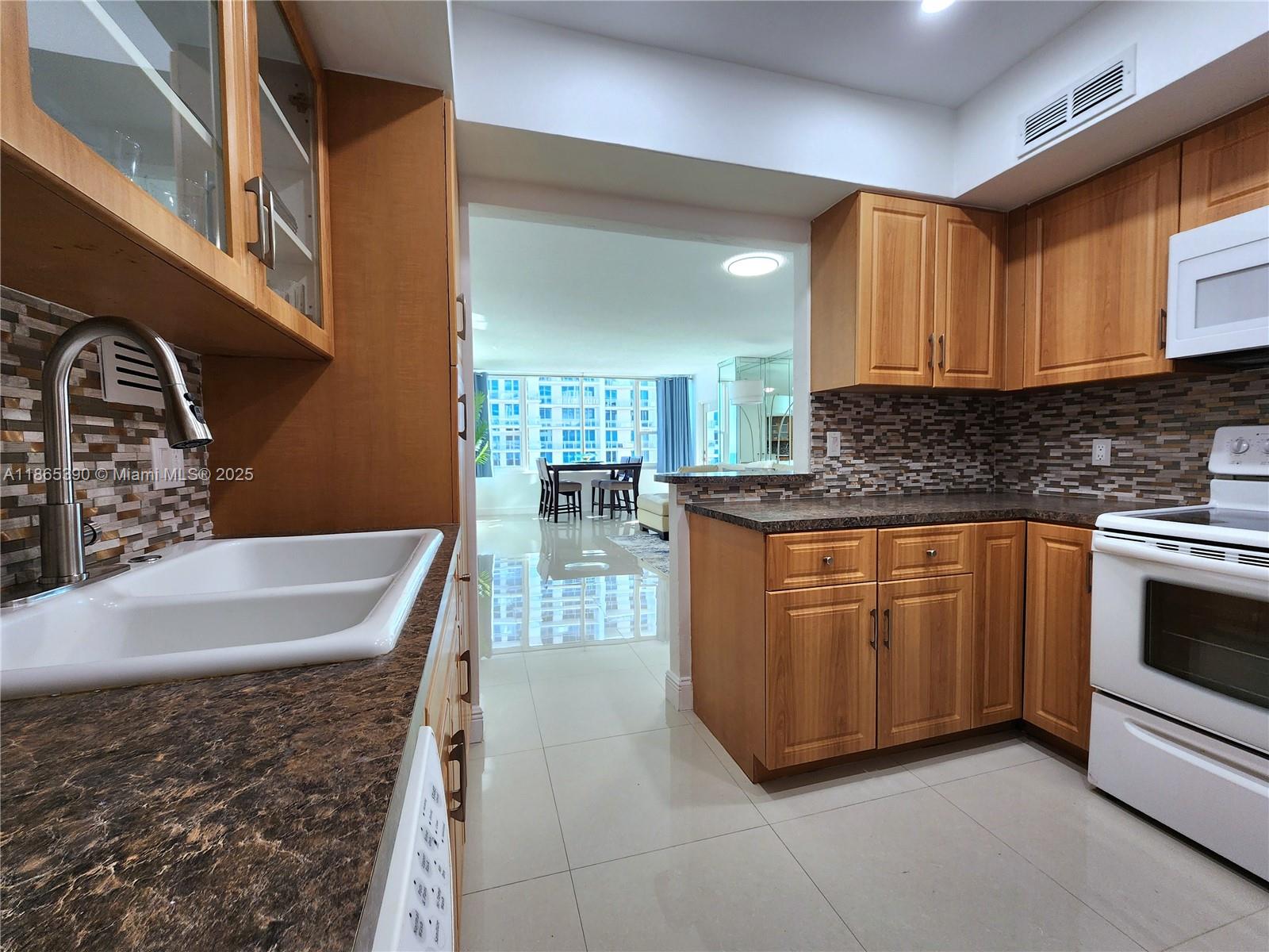 ALEXANDER TOWERS CONDO - Residential Lease