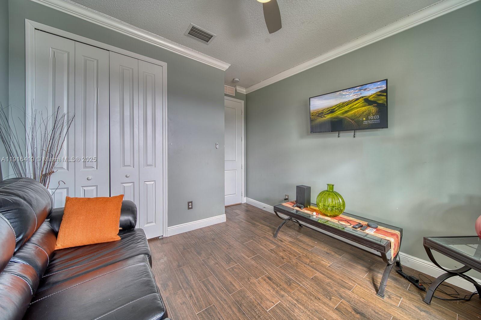 CRYSTAL LAKE 1ST SEC - Residential