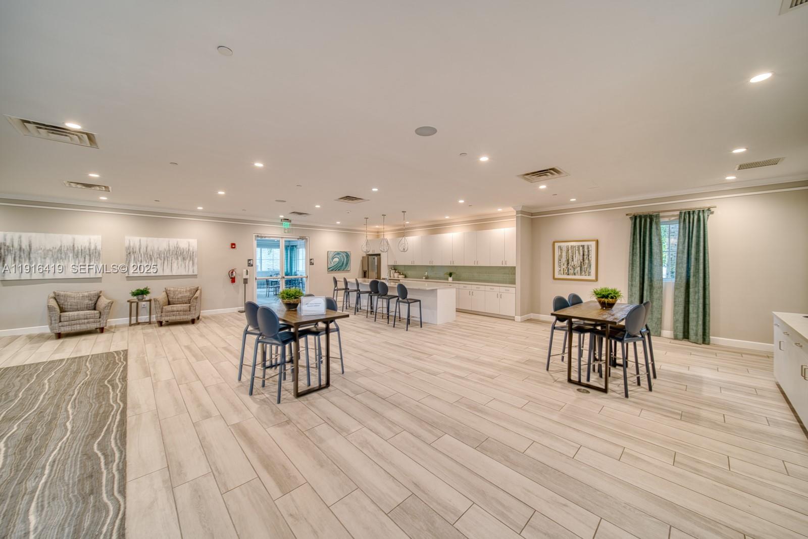 CRYSTAL LAKE 1ST SEC - Residential