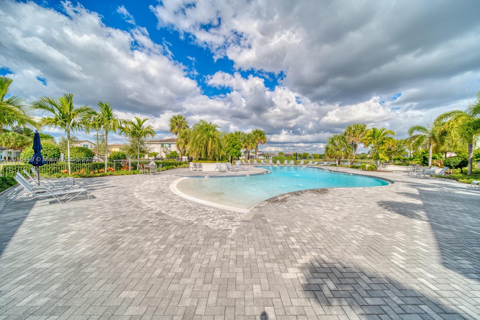 CRYSTAL LAKE 1ST SEC - Residential