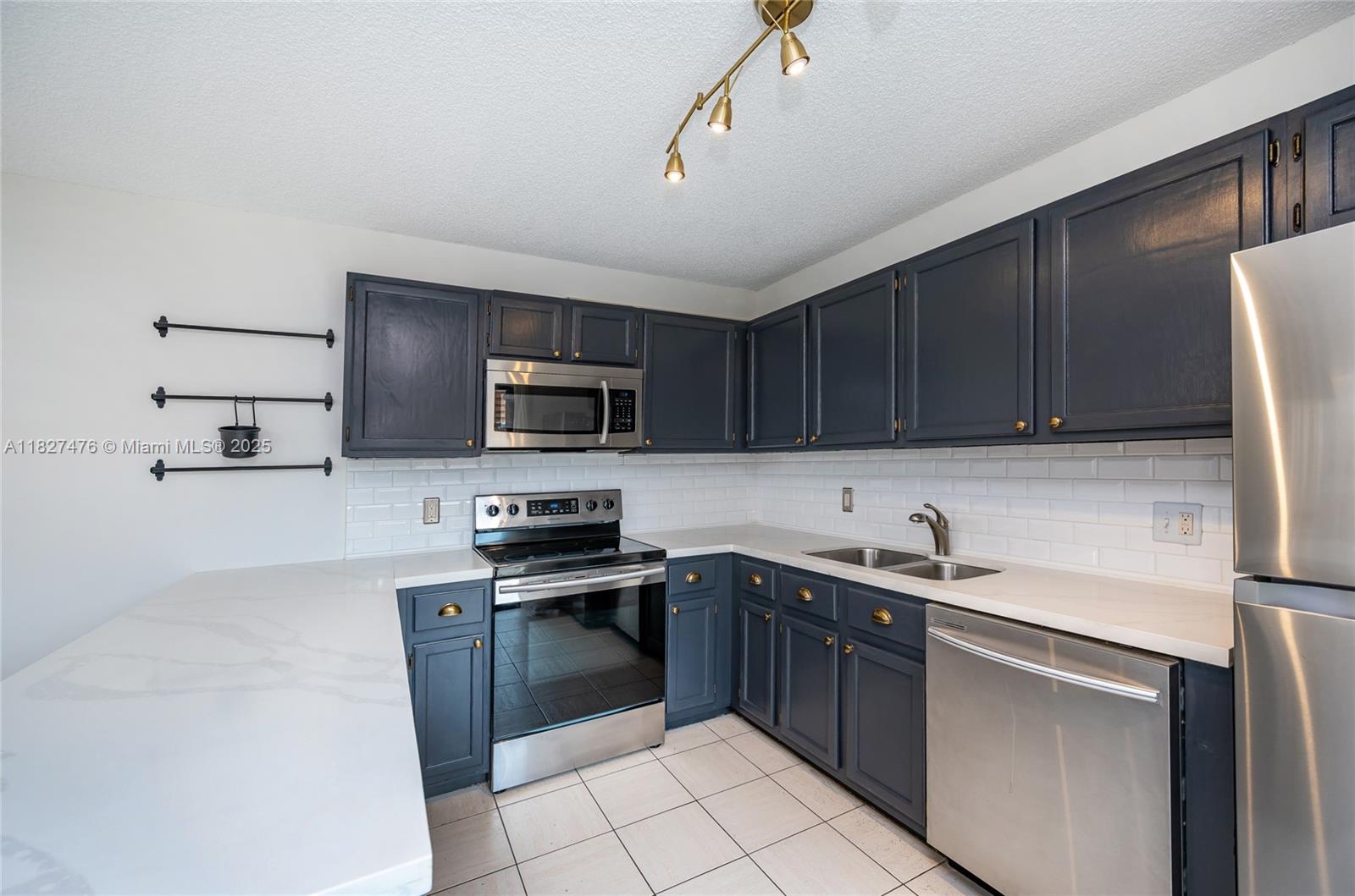 2536 Camelot Ct 2536