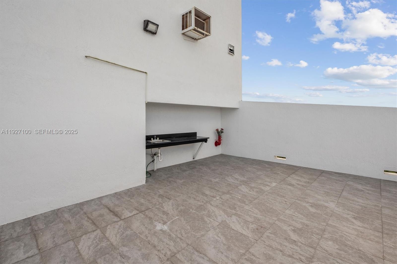 CORAL SEA VIEW CONDO - Residential