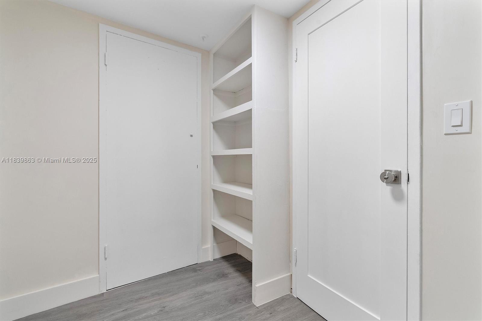 KING COLE CONDO - Residential