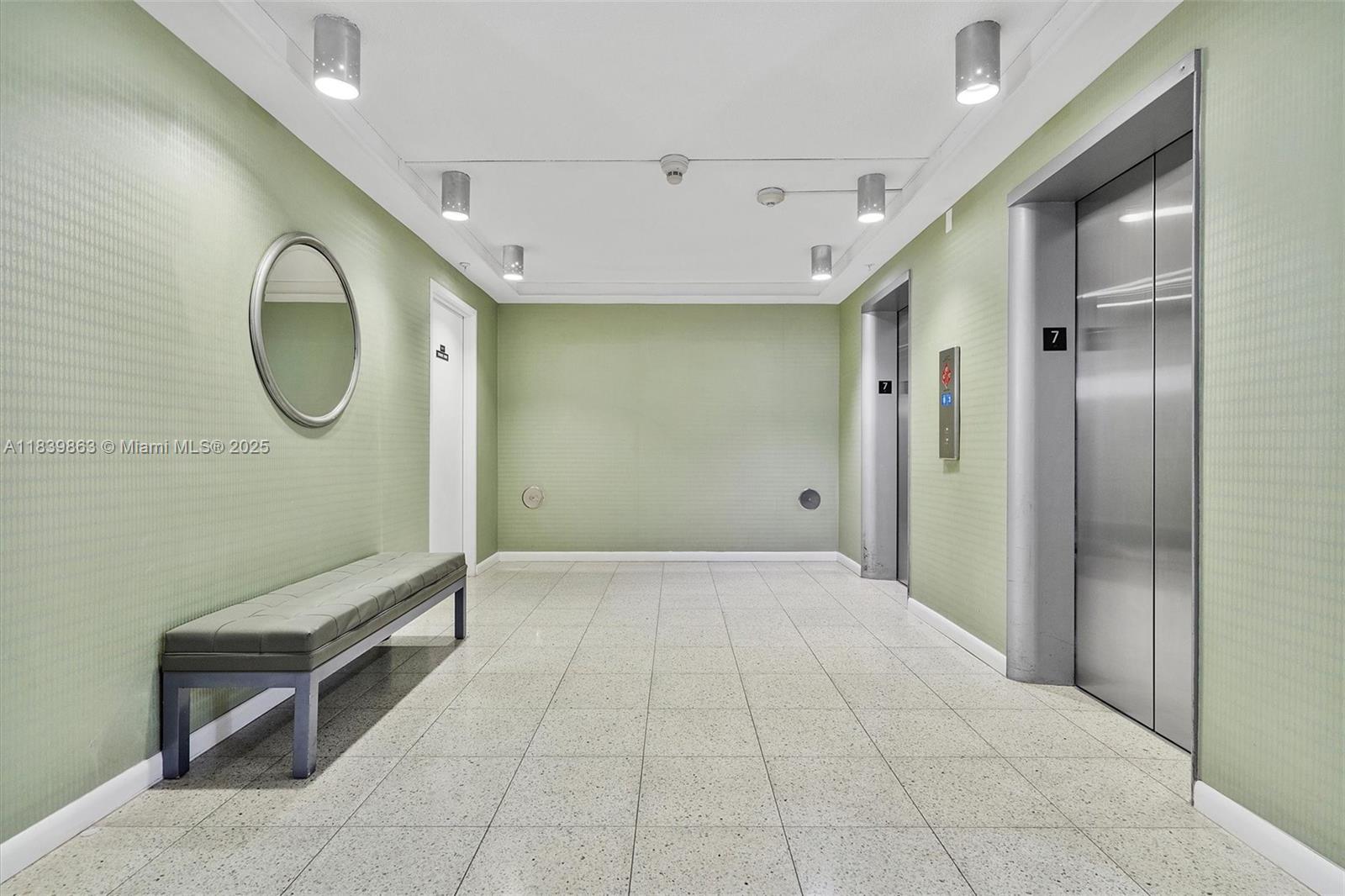 KING COLE CONDO - Residential