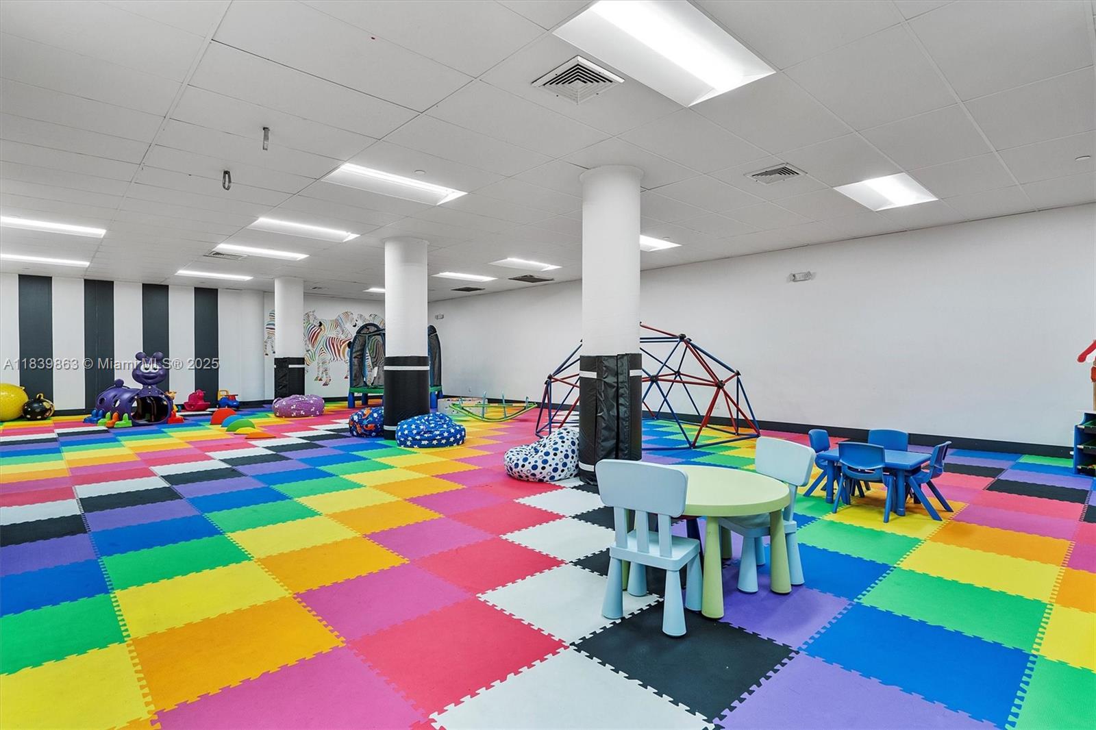 KING COLE CONDO - Residential