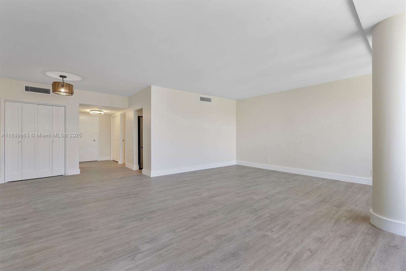 KING COLE CONDO - Residential