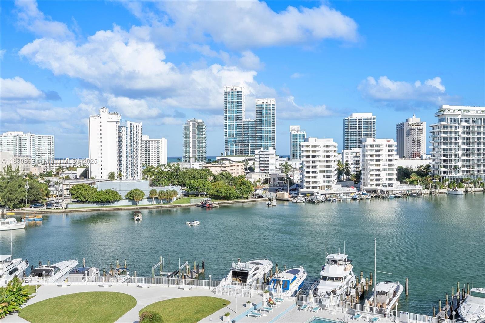 KING COLE CONDO - Residential