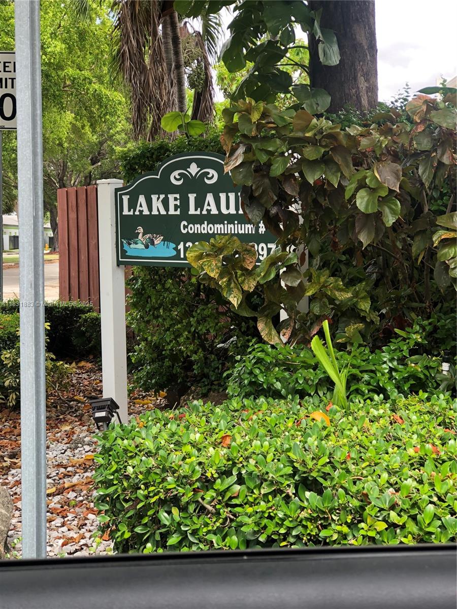 Spacious 3/2.5 corner townhouse in great area of Lake Laura. Owners have updated the property. Kitchen upgraded with custom cabinets, beautiful laminate flooring, high impact windows throughout, and custom closets in the master bedroom.
Enjoy your private screened back patio with gorgeous view of the lake /dock.
Property also has an enclosed front patio as well with two parking spaces in the front of the unit.
The community offers plenty of amenities such as: Playground, pool, clubhouse and lake.
Close to A plus schools, shopping, restaurants. Owners very motivated. Bring all offers.