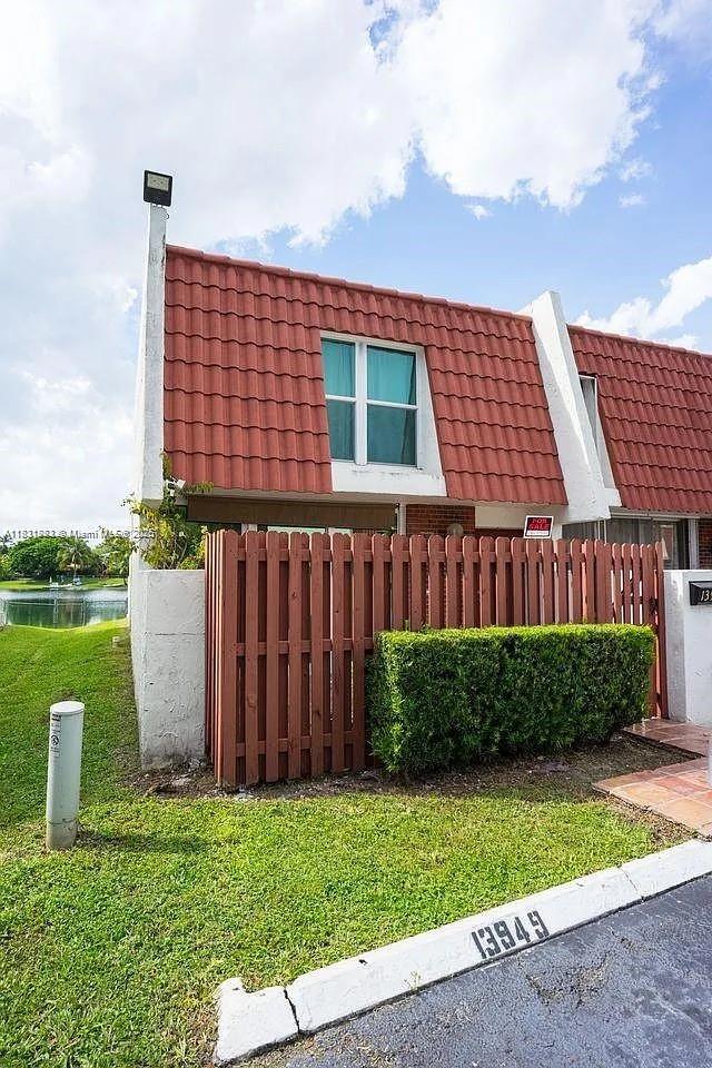 LAKE LAURA CONDO NO 2 - Residential