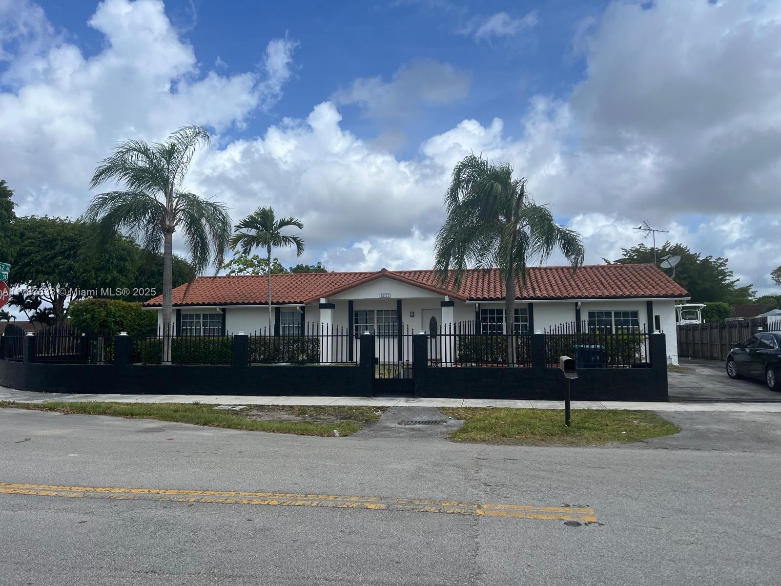 15171 Sw 70th St, Miami, Broward County, Florida - 5 Bedrooms  
4 Bathrooms - 