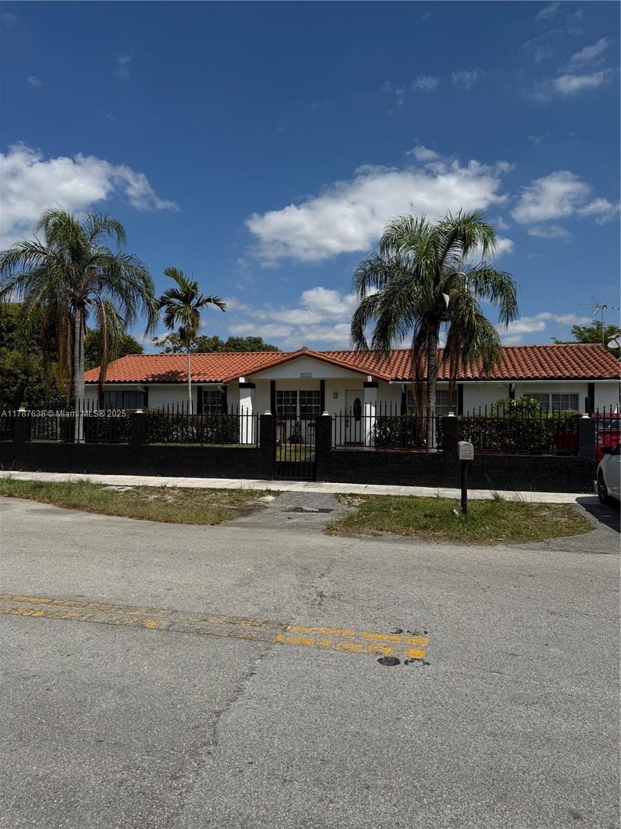 15171 Sw 70th St, Miami, Broward County, Florida - 5 Bedrooms  
4 Bathrooms - 