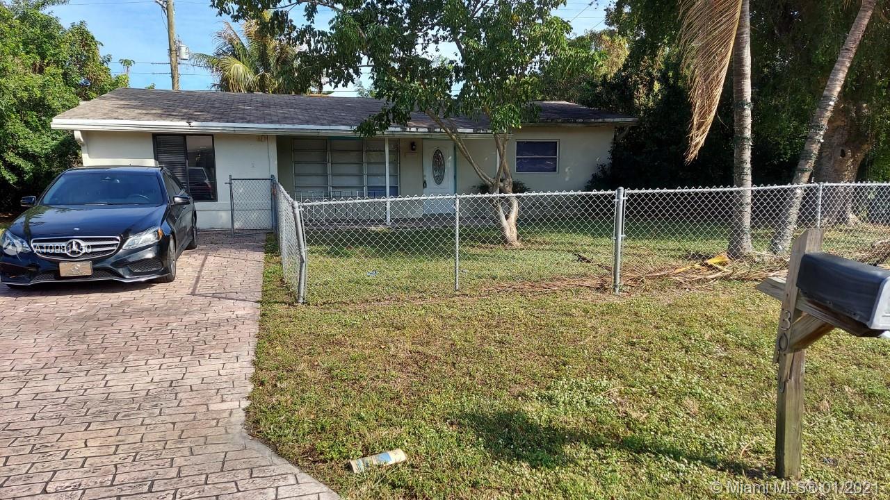 VERY NICE 3 BEDROOMS 2 BATHROOMS SINGLE FAMILY HOUSE ON THE CORNER QUIET AREA MUST SEE !!!