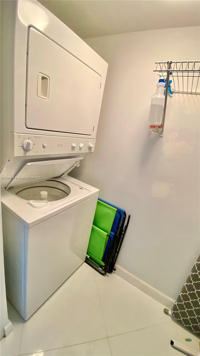 LA PERLA CONDO - Residential Lease