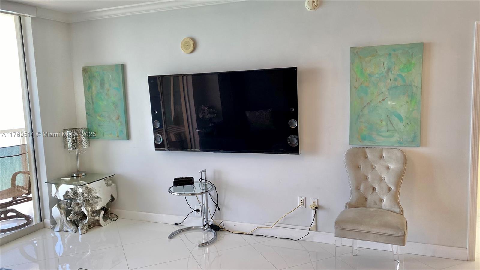 LA PERLA CONDO - Residential Lease