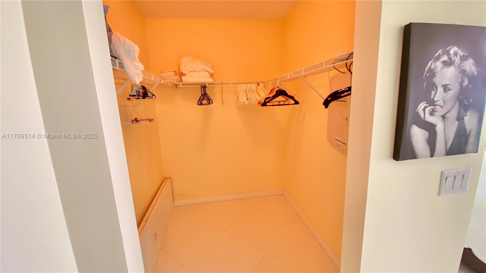 LA PERLA CONDO - Residential Lease