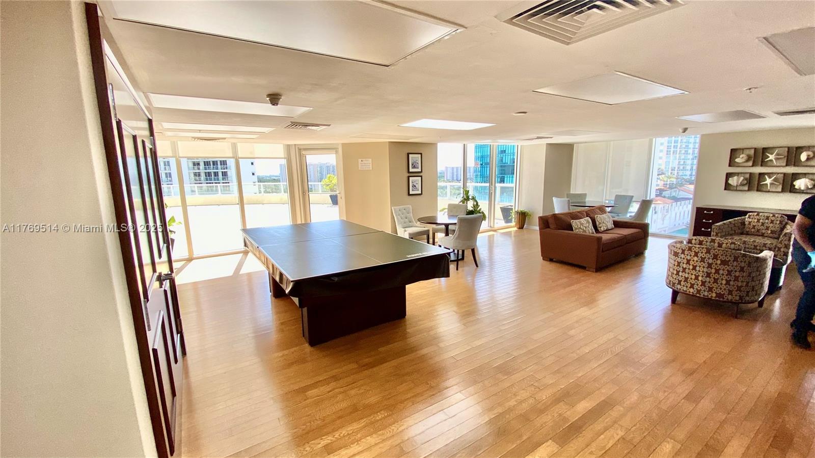 LA PERLA CONDO - Residential Lease