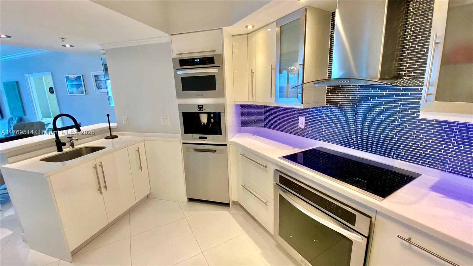 LA PERLA CONDO - Residential Lease