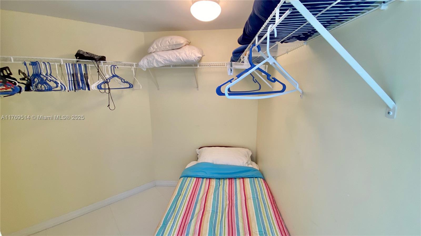 LA PERLA CONDO - Residential Lease