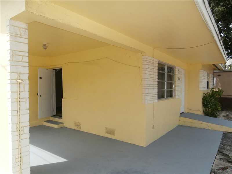 Very large 2 bed 1 bathroom duplex. central ac. tile floor,. close to main highways and shopping centers...It will be rented fast....