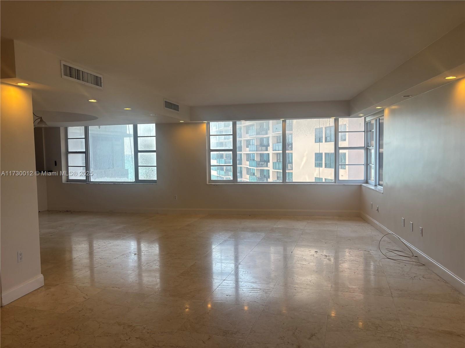 IMPERIAL HOUSE CONDO - Residential