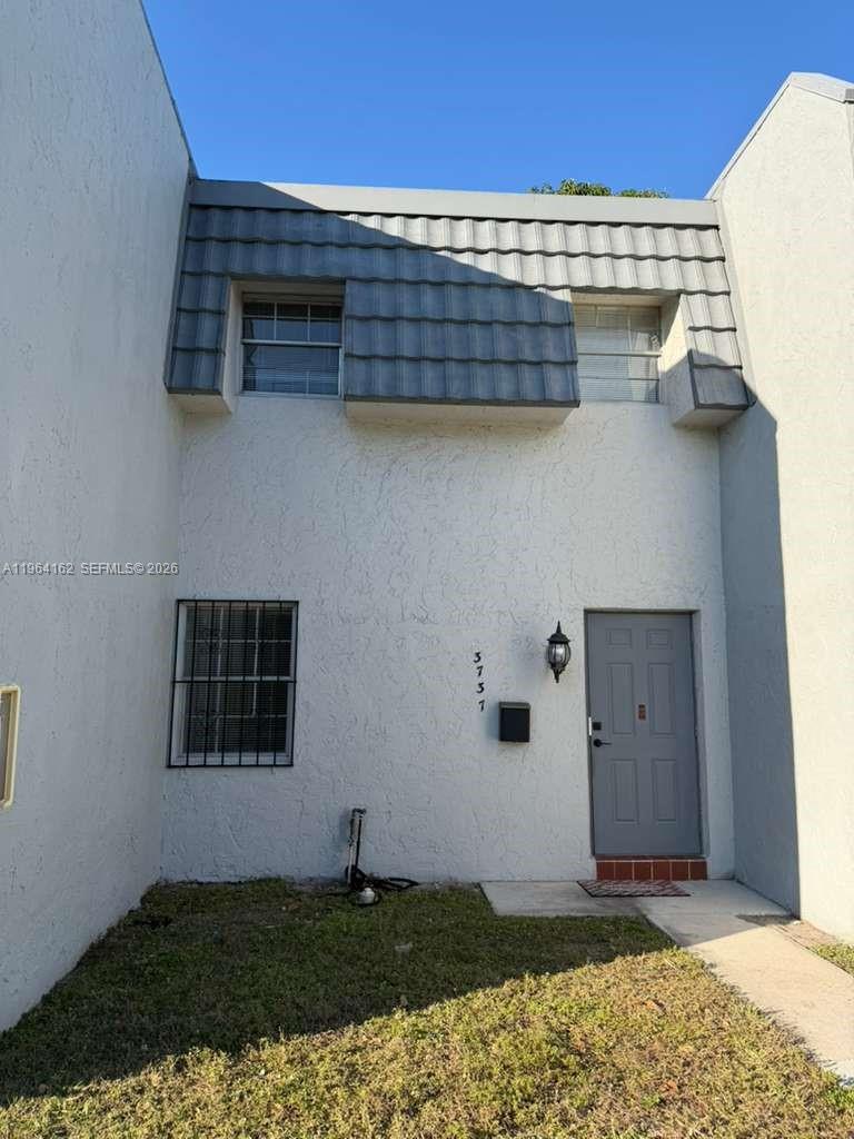 TOWN & COUNTRY CONDO PHAS - Residential Lease