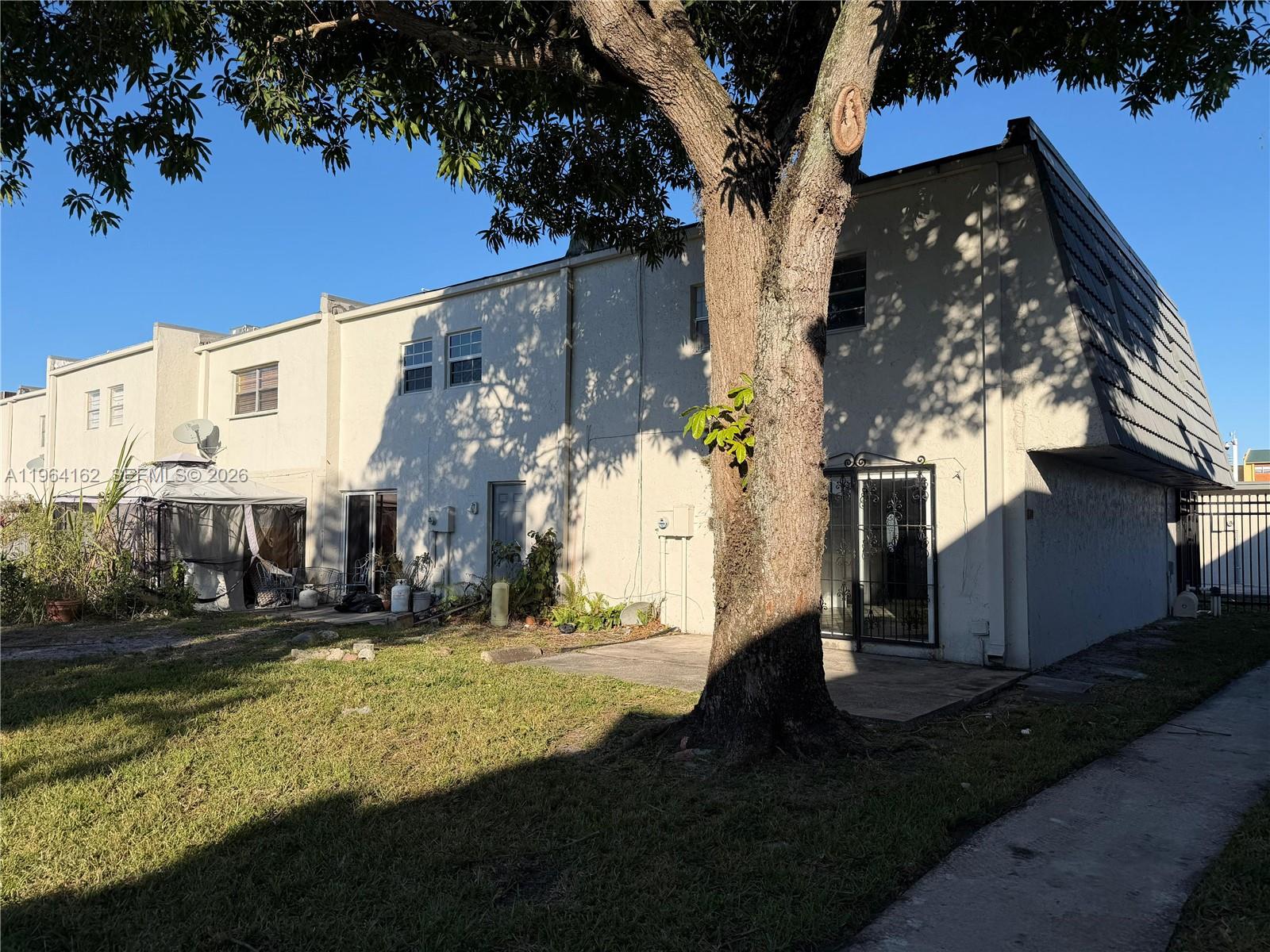 TOWN & COUNTRY CONDO PHAS - Residential Lease