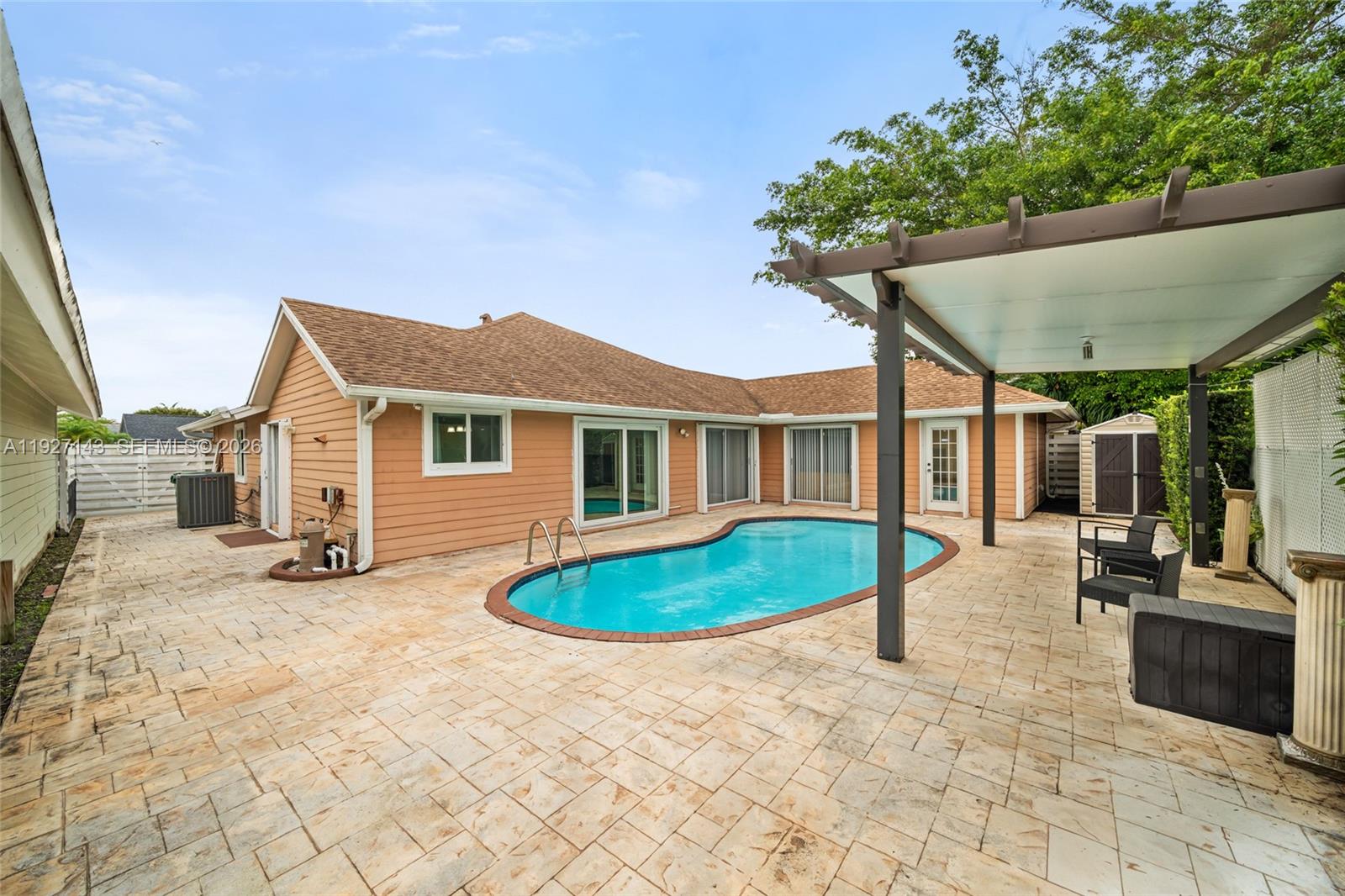 ROYAL GLEN - Residential