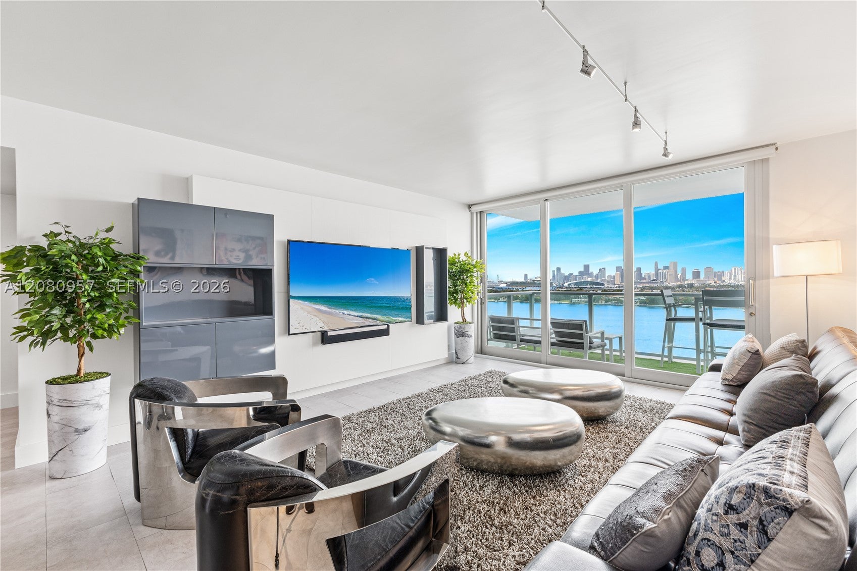 1000 West Ave 1518