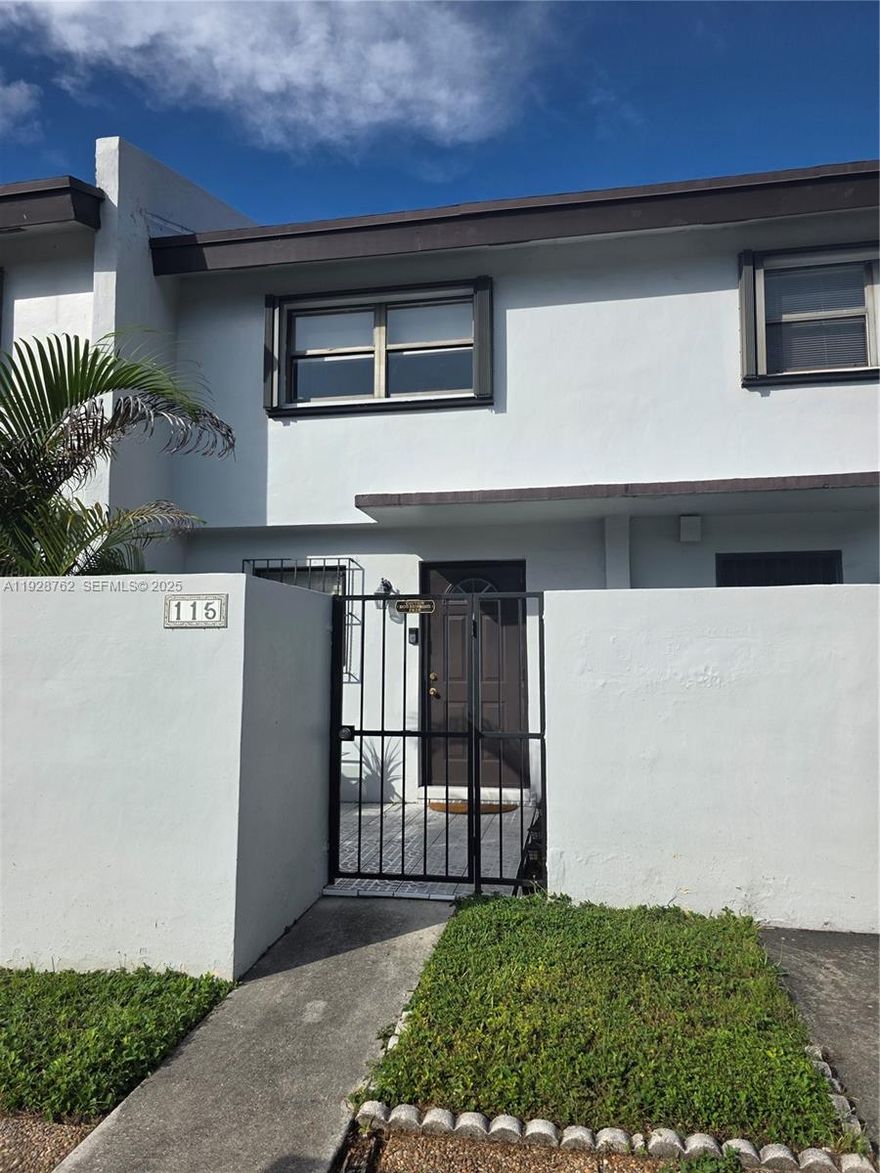 Great opportunity to own this 2 bedrooms and 2.5 baths, Nice community. Close to shopping.