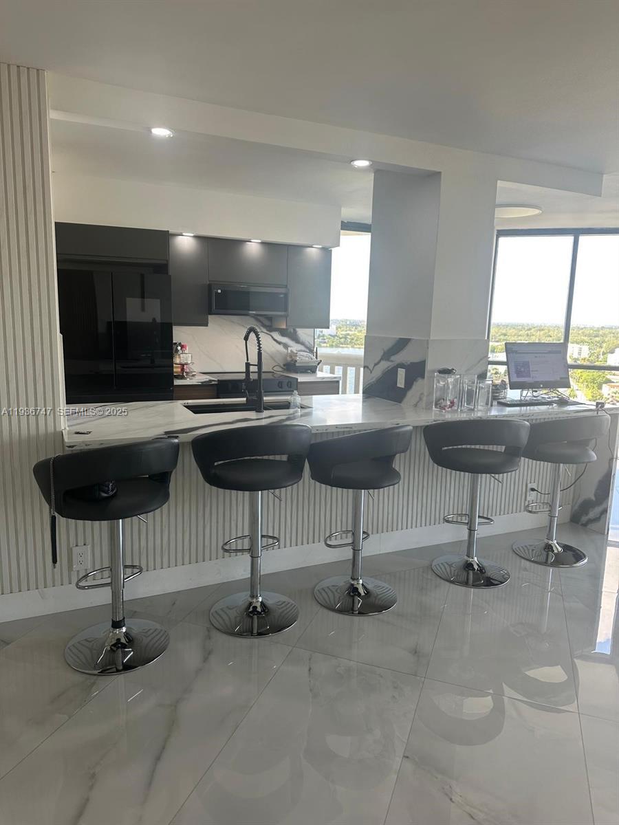 1000 W Island Blvd 1710