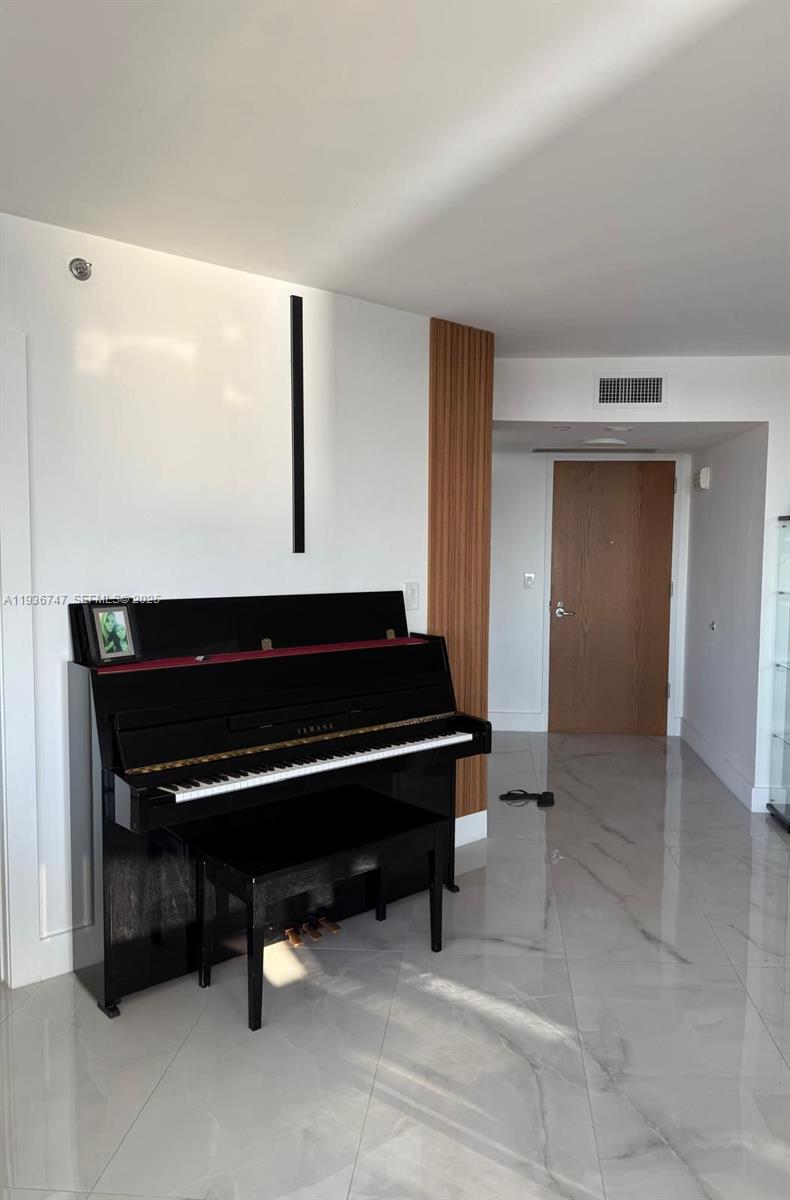 1000 W Island Blvd 1710