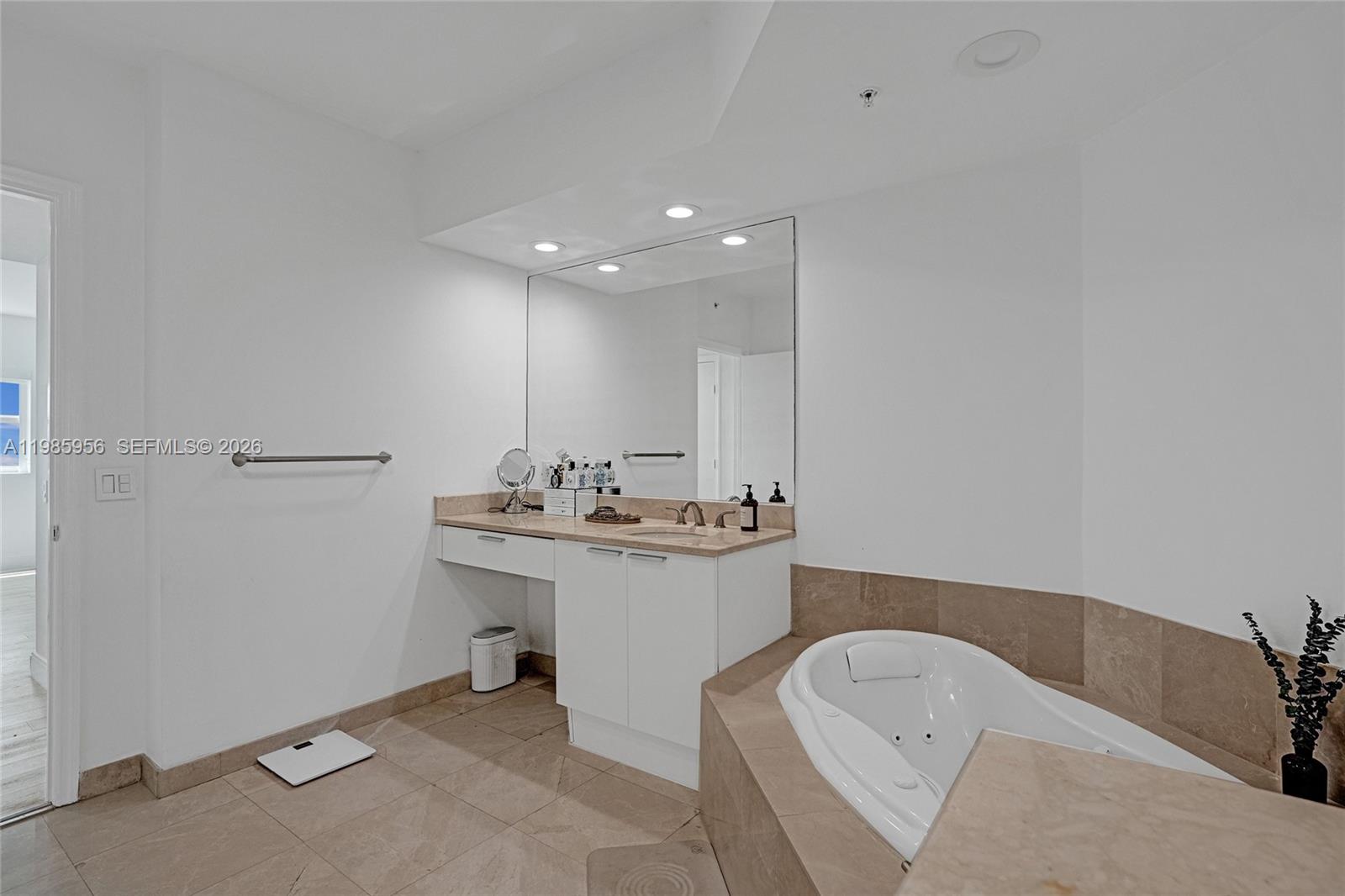 THE OAKS I CONDO - Residential