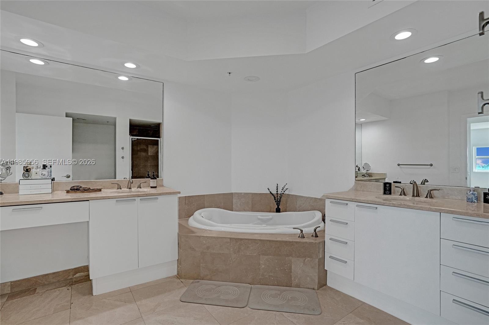 THE OAKS I CONDO - Residential