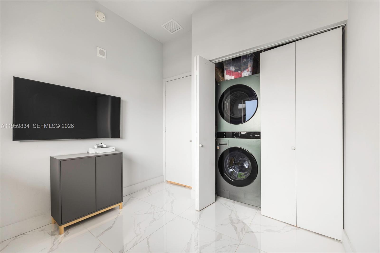 ICON BAY CONDO - Residential