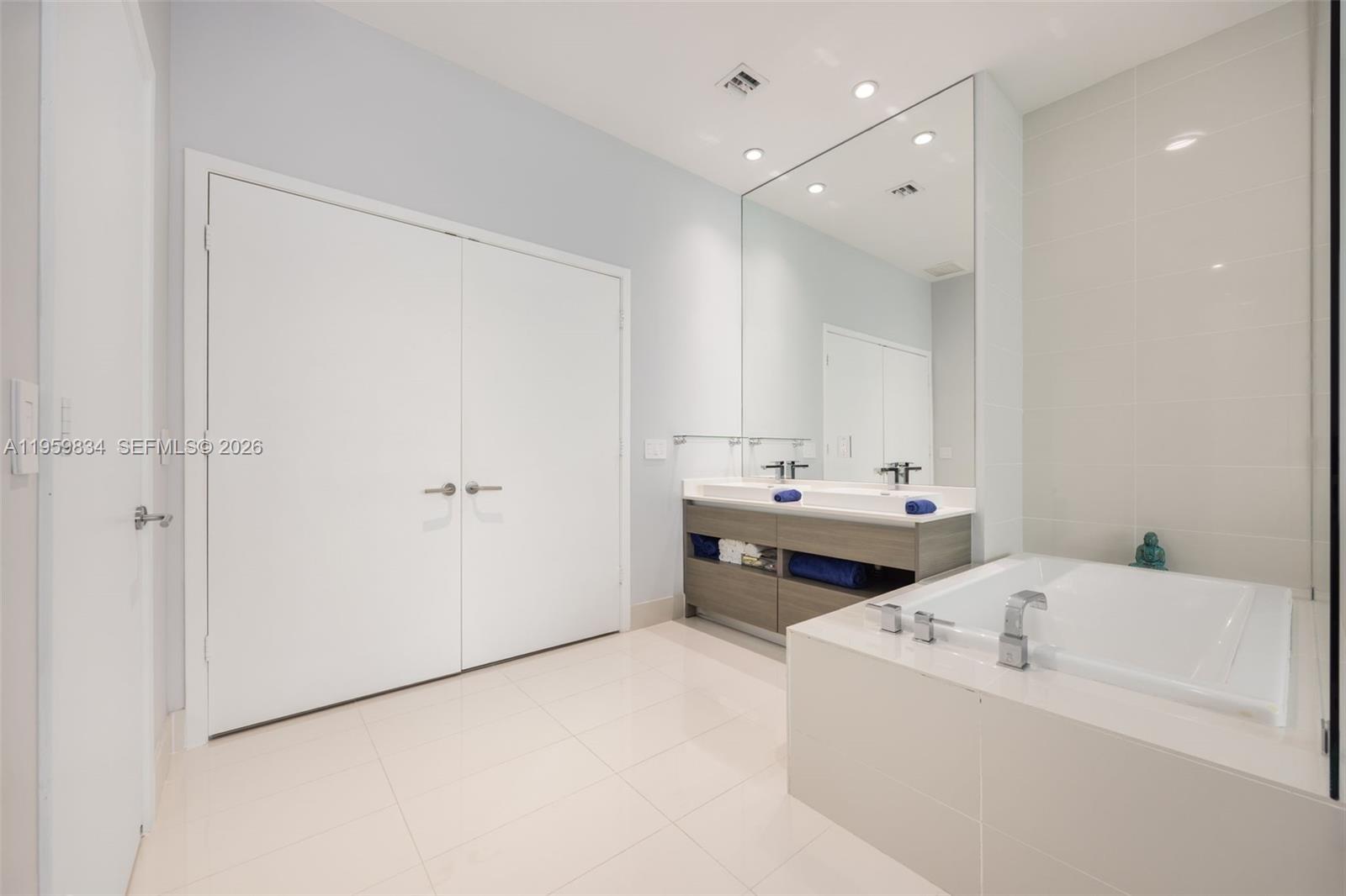 ICON BAY CONDO - Residential