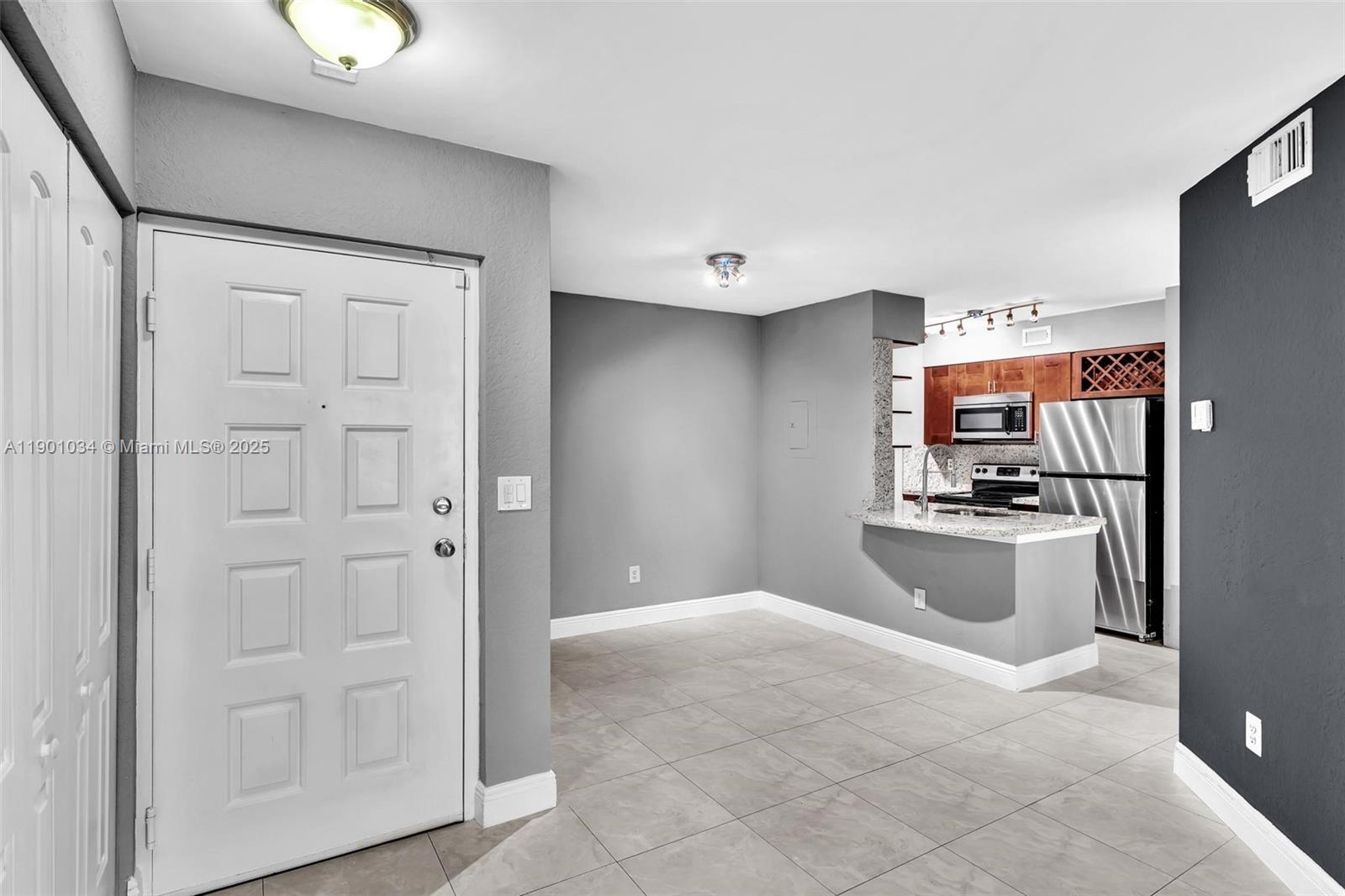 LAKEVIEW CLUB CONDO - Residential Lease